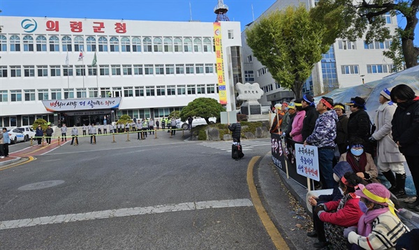  가례천댐반대대책위원회, 낙동강네트워크, 경남환경운동연합은 19일 의령군청 앞에서 “의령군은 주민 머리 위에 물 폭탄을 올려놓는 가례천댐 재개발 백지화하라”고 외쳤다.