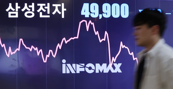  14일 오후 서울 종로구 연합인포맥스 모니터에 삼성전자 주가가 표시돼 있다. 이날 삼성전자는 전날보다 1.38% 내린 4만 9900원으로 장을 마감했다. 이는 지난 2020년 6월 15일 종가 4만 9900원을 기록한 후 4년 5개월 만에 최저가다.