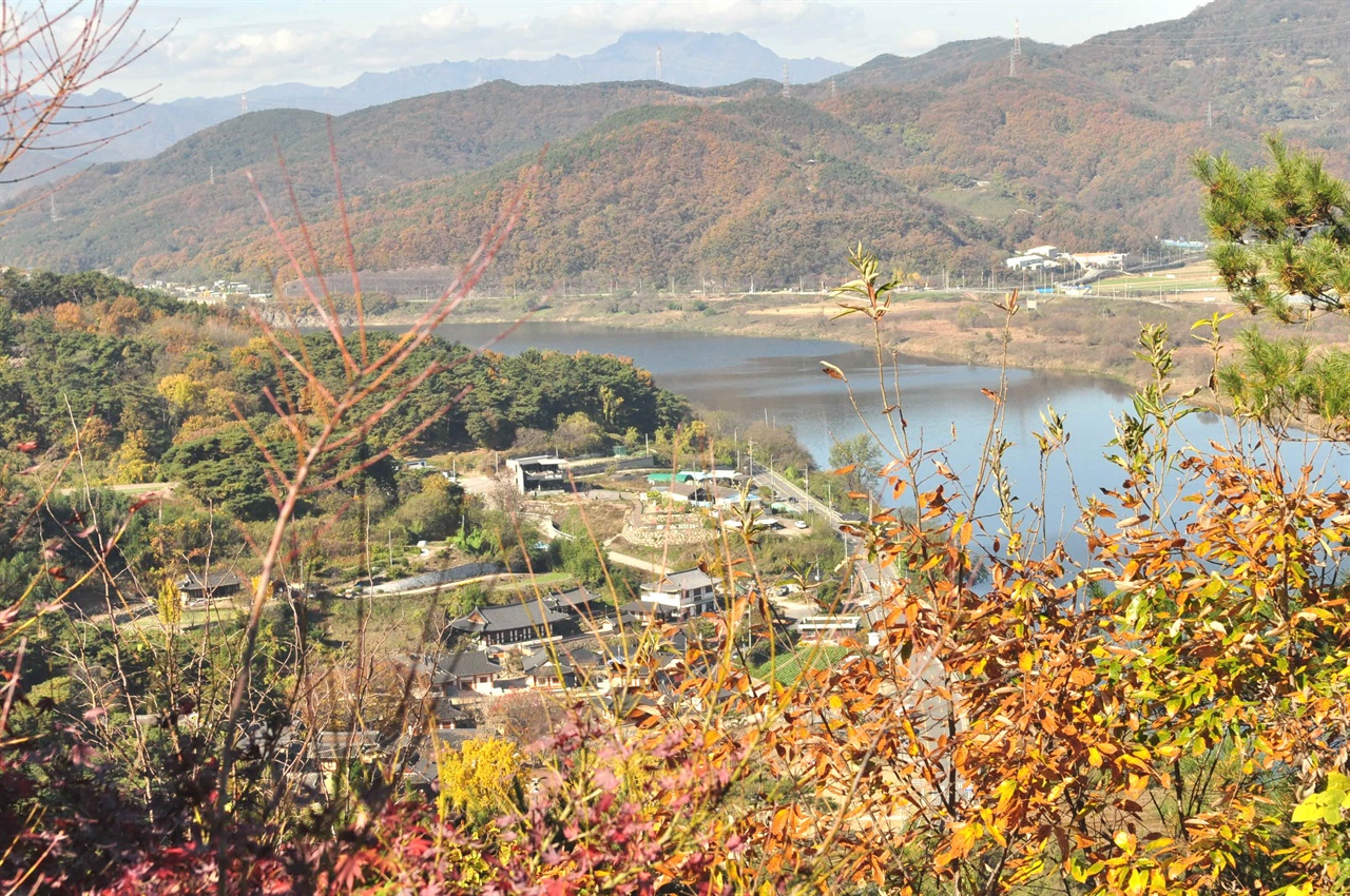  다람재에서 내려다본 도동서원의 전경과 유유히 흐르는 낙동강. 표지석에 '산등성이가 다람쥐를 닮아 예로부터 다람재라 불렀다'는 설명이 있었다