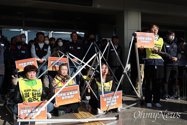  대구 학교비정규직 노동자들이 21일과 22일 양일간 파업에 들어가기로 한 가운데 20일 오전 대구시교육청 앞에 천막을 치고 농성에 들어가려 했으나 교육청 직원들이 막아서면서 천막이 부서졌다. 노동자들은 부서진 천막에 앉아 대구시교육청을 규탄했다.