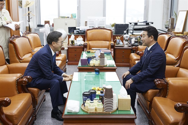  김동연 경기도지사가 20일 오후 국회 본관에서 2025년 경기도 주요 국비 사업 예산 확보를 위해 박정 예산결산특별위원회 위원장과 면담하고 있다.