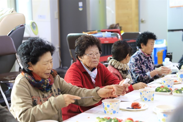 용두2리 마을회관에서 이장님과 함께 요리 체험에 참여했다. 재료를 함께 손질하고 요리 과정에서 도움을 주며 마을 주민들과 가까운 소통의 시간을 보냈다. 이번 요리교실은 이장님의 참여로 더욱 화기애애한 분위기를 자아내며, 마을 주민들이 서로 소통하고 협력하는 의미 있는 자리가 되었다.