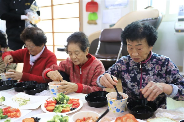 신선한 재료로 피자만들기를 시작했다. 어르신들은 햄버거와 피자 같은 새로운 요리를 만들며 젊은 시절의 추억을 떠올리기도 하고, 이웃들과 친근한 대화를 나누며 소중한 교감을 쌓았다.