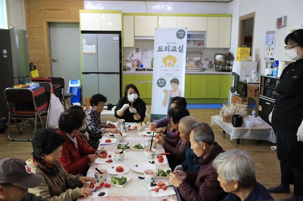 신선한 야채로 피자만들기를 체험 했다. 어르신들은 햄버거와 피자 같은 새로운 요리를 만들며 젊은 시절의 추억을 떠올리기도 하고, 이웃들과 친근한 대화를 나누며 소중한 교감을 쌓았다. 이번 요리교실은 어르신들에게 요리의 기쁨과 함께 새로운 체험을 통한 활력을 선사한 뜻깊은 시간으로 남았다.