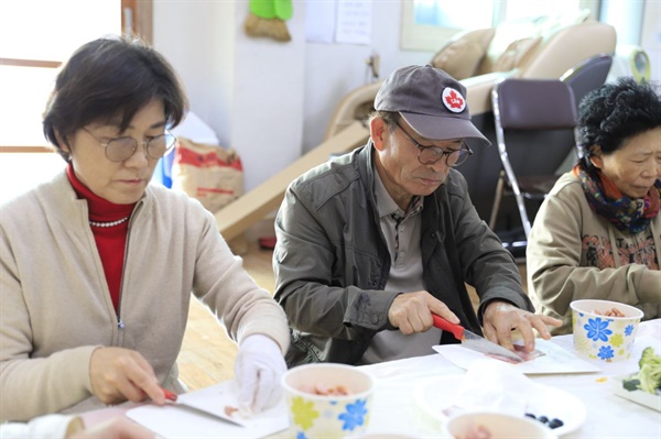 주민자치회 마을교육 분과장 김춘회는 피자만들기 체험을 어르신들과 함께 했다. 어르신들은 햄버거와 피자 같은 새로운 요리를 만들며 젊은 시절의 추억을 떠올리기도 하고, 이웃들과 친근한 대화를 나누며 소중한 교감을 쌓았다.