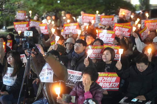  구호를 외치는 참가자들.