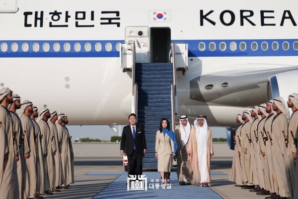  윤석열 대통령과 부인 김건희씨가 아랍에미리트(UAE) 아부다비 왕실공항에 도착, 공군 1호기에서 내리고 있다. 2023.1.15