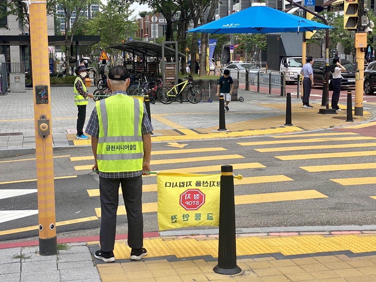  노인 일자리 참여자가 교통안전지도활동을 하고 있다.