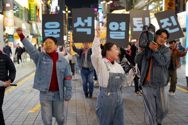 2030청년 중심으로 결성된 '윤석열퇴진 수요행진단' '윤석열퇴진 수요행진단'이 "윤석열 퇴진"을 외치며 서면 거리를 행진하고 있다.