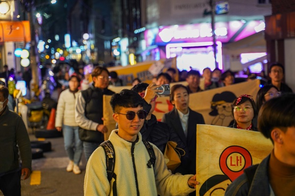 행진에 동참한 부산시민들 서면거리를 지나던 시민들이 행진대열에 동참했다.