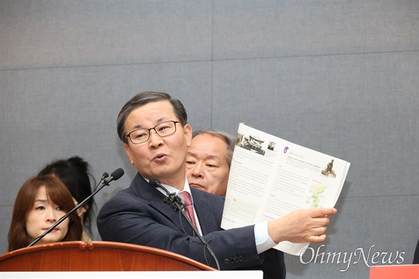  임준희 문명고 교장이 한국학력평가원 한국사 교과서를 들어보이며 친일편향적이지 않다고 주장했다.