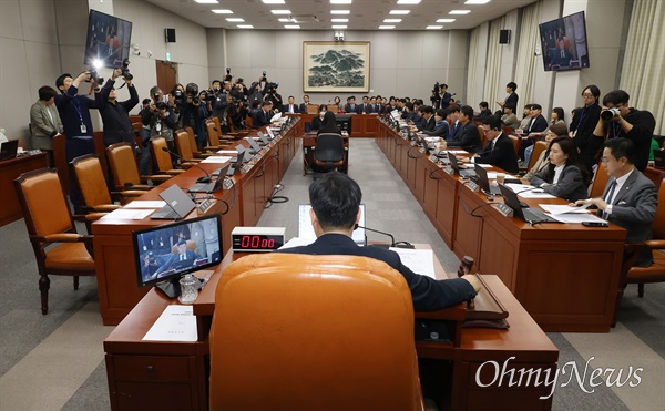  박찬대 국회 운영위원장이 21일 오후 서울 여의도 국회에서 열린 운영위원회 전체회의에서 예산결산심사 소위 계류되어 있는 2025년 예산안(국회 소관, 국가인권위원회 소관, 대통령비서실 및 국가안보실 소관, 대통령경호처 소관)에 대해 운영위원회로 회부하는 안을 의결하고 있다. 이날 국민의힘은 야당이 국민의힘 의원의 의견을 무시한 채 일방적으로 강행한다며 회의장을 퇴장했다.