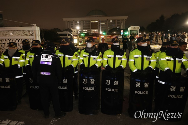  윤석열 대통령이 3일 밤 비상계엄을 선포한 직후 경찰이 여의도 국회를 봉쇄하고 있다.