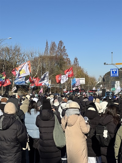  전국농민회총연맹 전봉준 투쟁단은 21일 오전 9시 경기도 수원시청에서 트랙터 35대와 화물차 60여대를 끌고 서울 용산구 한남동 대통령 관저로 출발했다. 정오 경 경기도 과천 남태령 고개를 넘어가기 직전 경찰의 차벽에 막혔고, 이후 시위에 돌입한 상황. 이 같은 현장이 SNS 등을 통해 공유되자, 시민들이 모여들었고 밤새 현장에 함께 했다. 주최 측은 22일 오전 10시 현재 3000여 명의 시민이 모인 것으로 추산했다. 