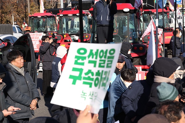  전국농민회총연맹 전봉준 투쟁단이 윤석열 대통령 구속 등을 촉구하며 트랙터 상경 시위에 나섰다가 20시간 이상 대치를 이어간 22일 서울 서초구 남태령 인근에서 트랙터들이 멈춰 서 있다. 2024.12.22