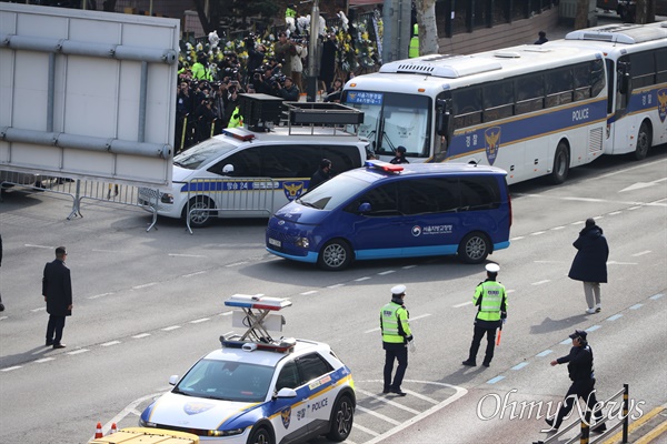  18일 오후 2시 내란 우두머리 혐의를 받는 윤석열 대통령에 대한 구속 전 피의자심문이 예정돼 있는 가운데, 윤 대통령이 탄 교정당국의 호송차가 법원으로 이동하고 있다.