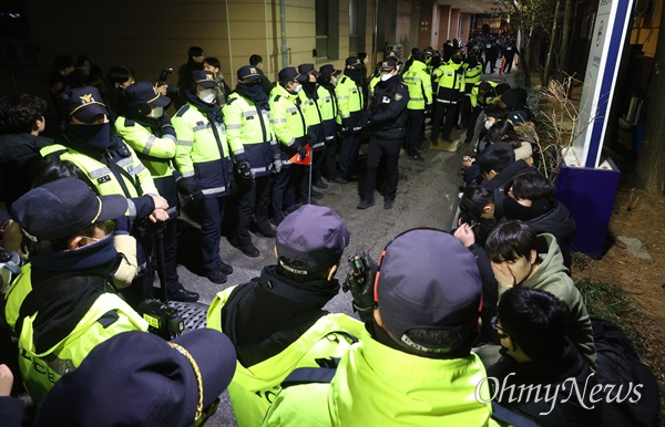  18일 오후 서울 마포구 서울서부지방법원에서 '내란우두머리' 혐의 등으로 체포된 윤석열 대통령의 구속 전 피의자 심문(영장실질심사)이 진행되고 있는 가운데, 윤석열 지지자들이 법원 담장을 넘어와 경찰들에게 연행되어 있다.