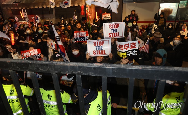  '내란 우두머리' 혐의 등으로 체포된 윤석열 대통령이 18일 오후 서울 마포구 서울서부지방법원에서 열린 구속 전 피의자 심문(영장실질심사)에 출석하자, 윤 대통령 지지자들이 법원을 둘러싸고 “불법 체포 기각하라”고 요구하고 있다.