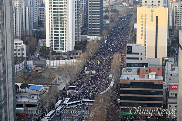  내란 우두머리 혐의로 체포된 윤석열 대통령의 구속 전 피의자 심문(영장실질심사)가 열린 18일 서울 마포구 서울서부지방법원 인근 도로에서 윤 대통령 지지자들이 집회를 이어가고 있다.