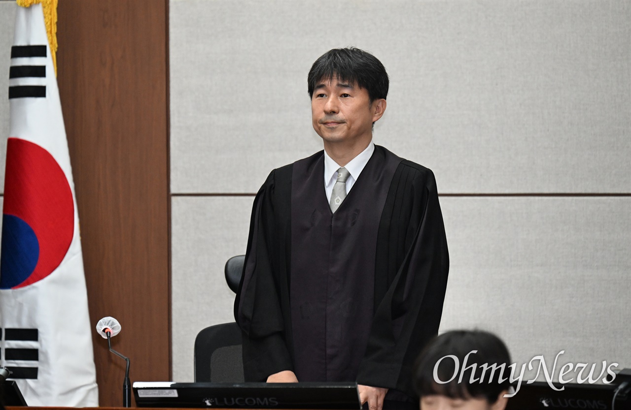 지귀연 판사에게 룸살롱 의혹보다 더 궁금한 것