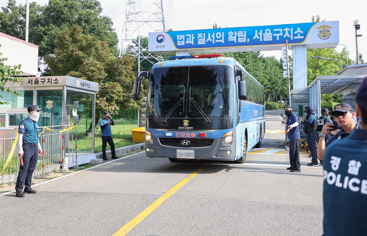  김건희 여사 의혹들을 수사하는 민중기 특별검사팀이 윤석열 전 대통령에 대한 체포영장 집행에 나선 1일 경기 의왕시 서울구치소 앞에 경찰이 경계근무를 서고 있다.