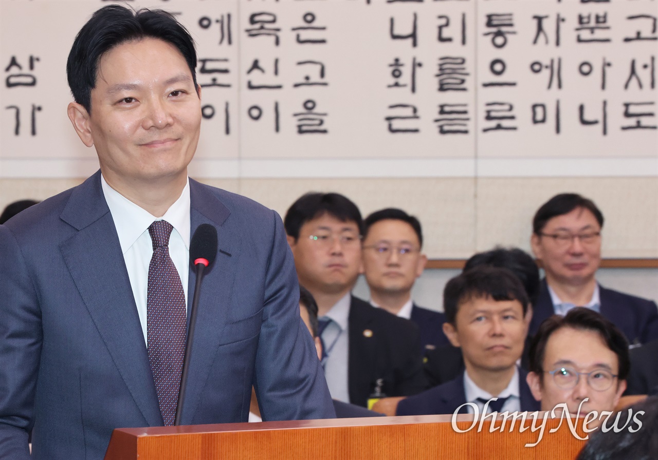  수원지검이 쌍방울 대북송금 사건 수사 당시 이화영 전 경기도 평화부지사의 진술 회유를 위해 '연어 술 파티'를 열었다는 의혹의 당사자인 박상용 당시 수원지검 부부장검사(현 법무연수원 교수)가 10월 14일 국회에서 열린 법제사법위원회의 법무부 등에 대한 국정감사에 증인으로 출석해 답변하고 있다. 오른쪽 뒤는 이화영 전 경기도 평화부지사.