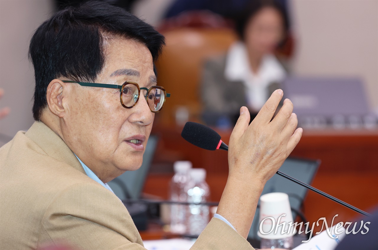 '무섭노' 논란에 입 연 박지원 "조국, 바보 같은 짓 하고 있어"