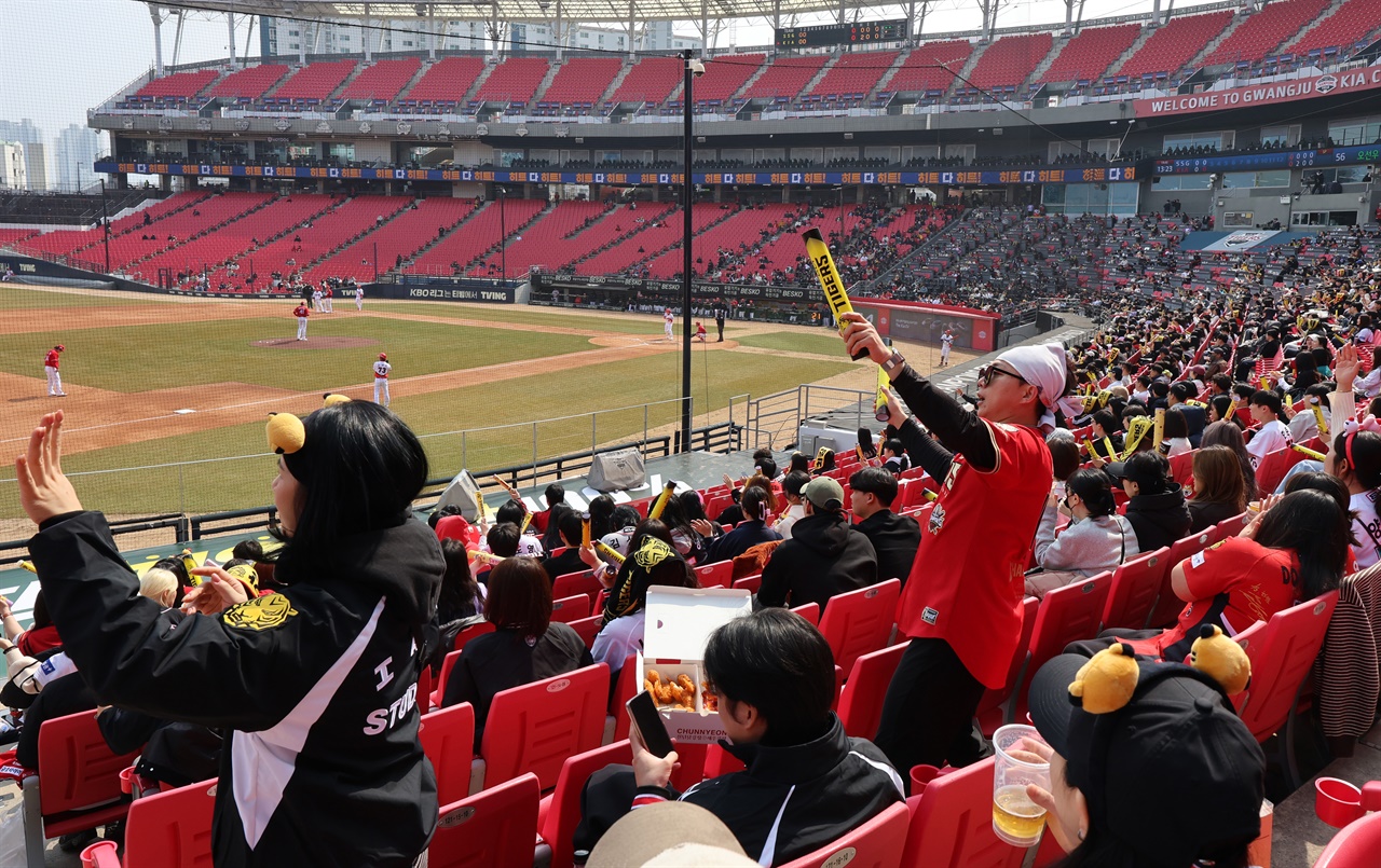 야구에서 그 꼴을 봤는데<br>... 우리는 왜 그 팀을 떠나지 못할까