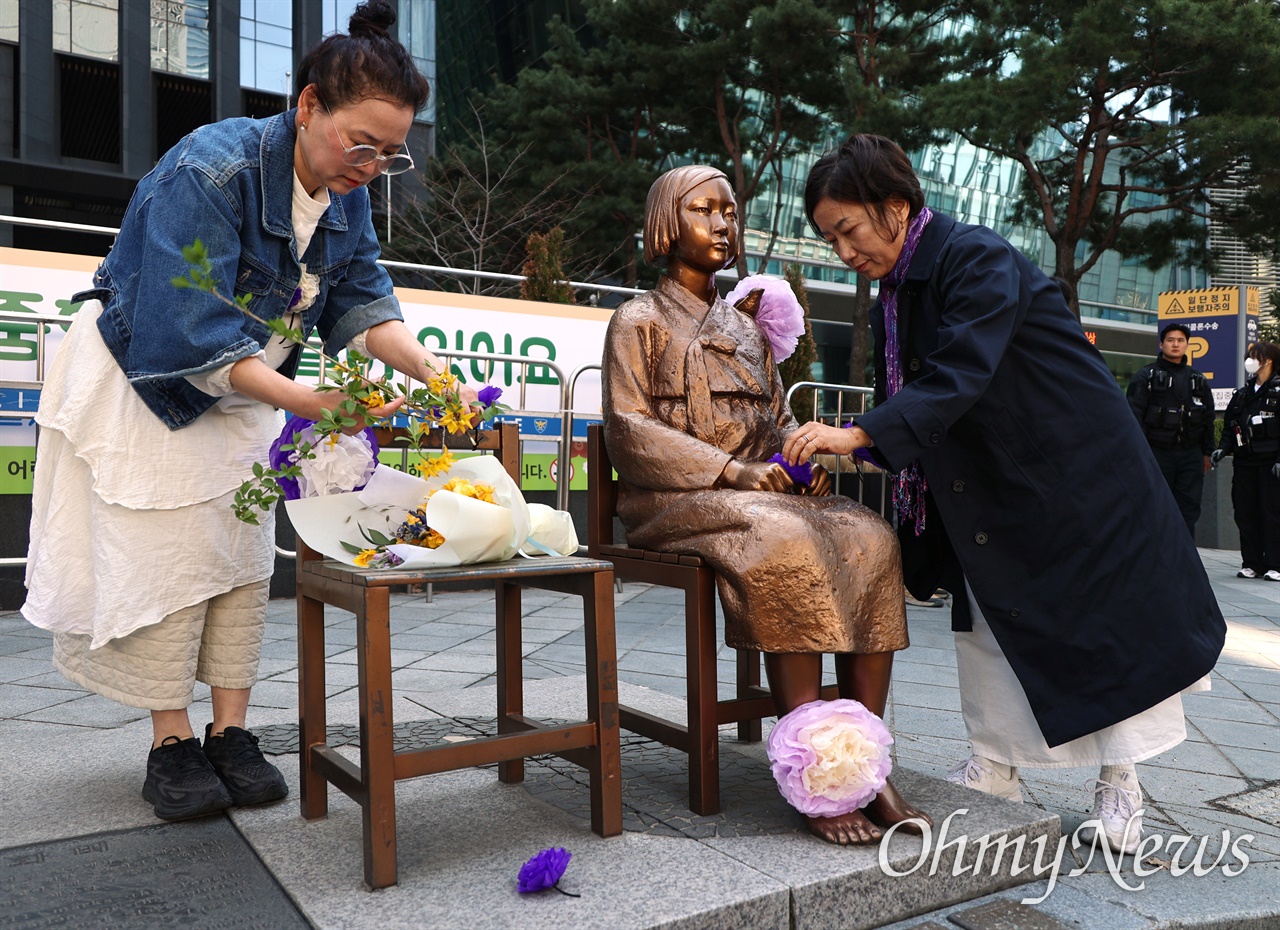 [오마이포토] '꽃'으로 소녀상 꾸미는 수요시위 참가자들