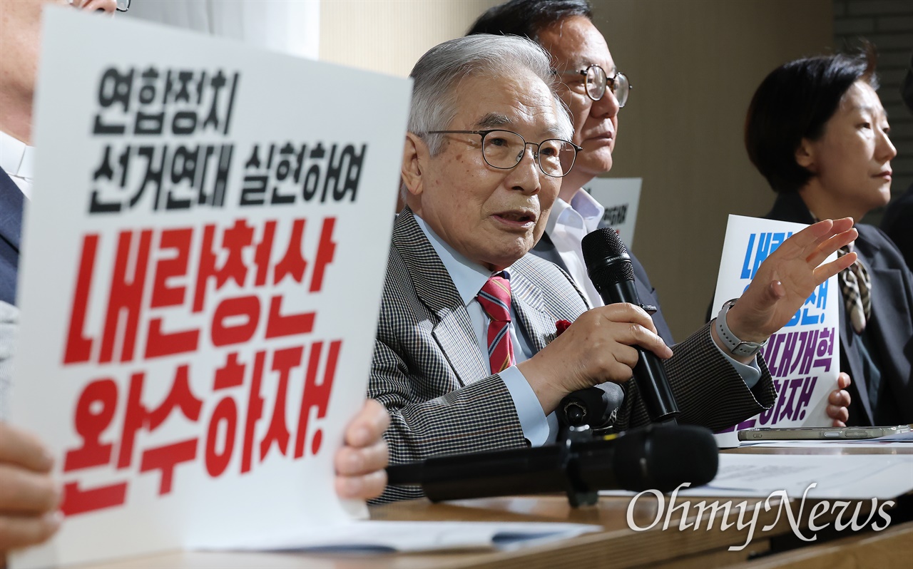 [오마이포토] '민주 헌정 수호세력 선거연대 촉구' 사회 원로, 각계 대표 공동선언