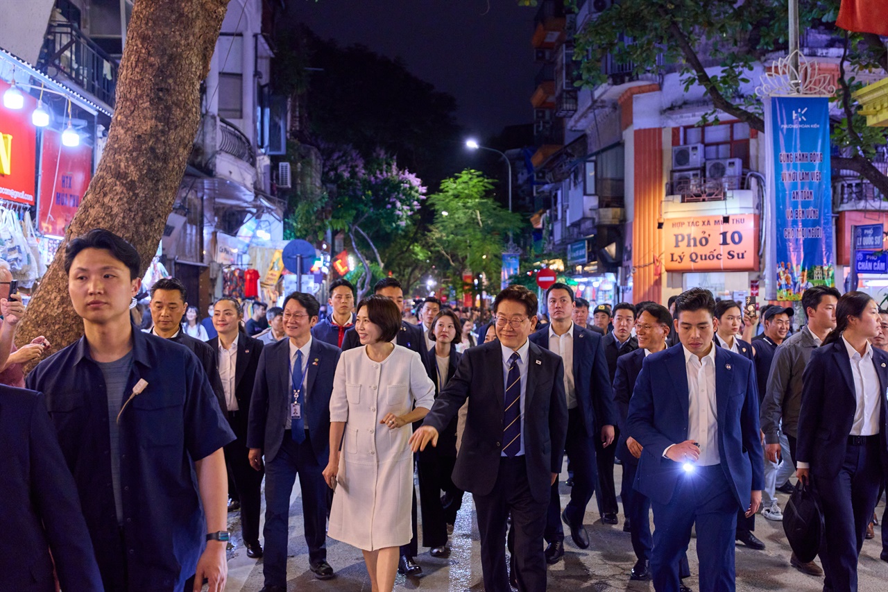 이 대통령 부부의 '깜짝' 밤산책... 