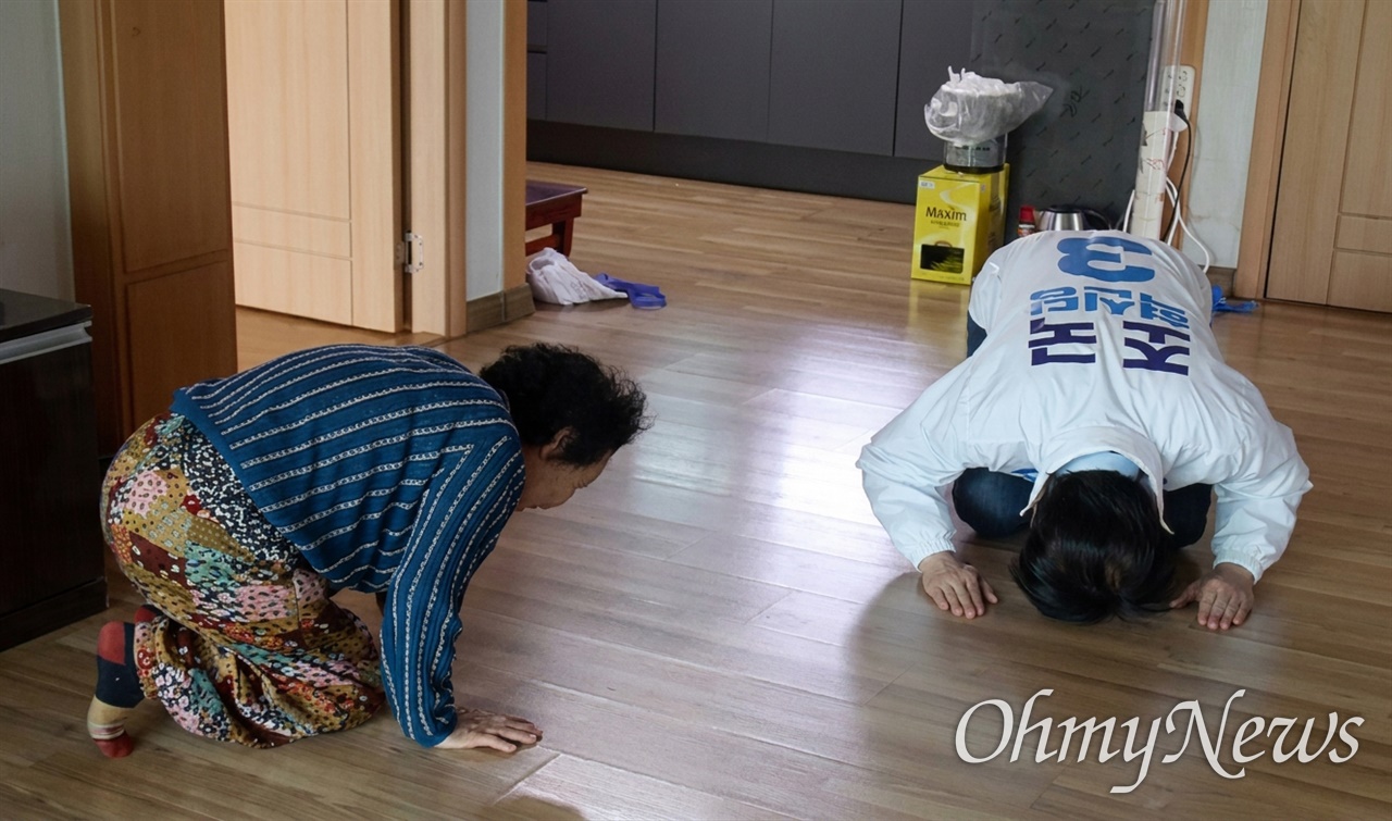 평택을 출마 두 대표의 민심 잡기<BR>넙죽 절한 조국·바닥 훑는 김재연