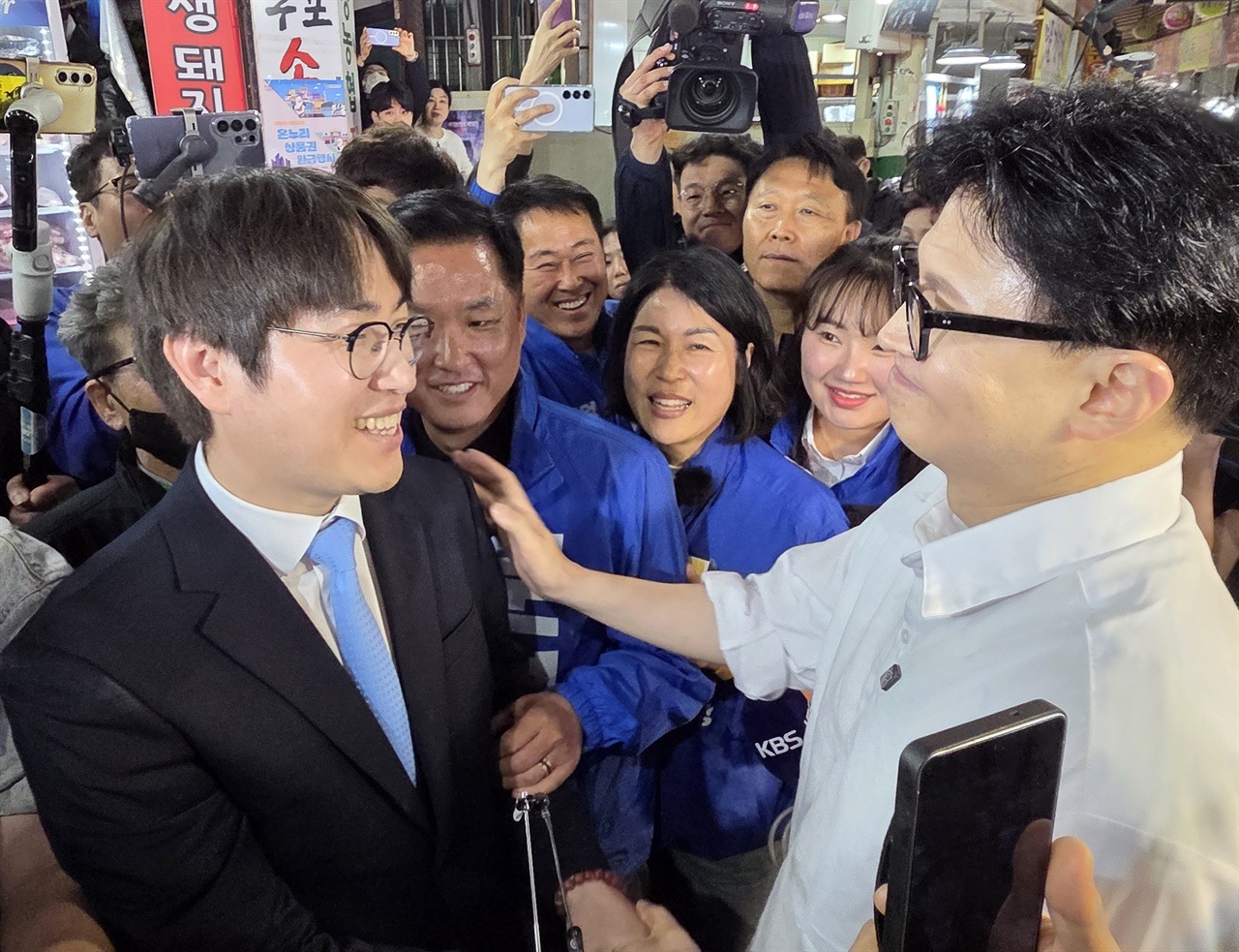 부산 구포시장서 첫 대면식 치른 하정우·한동훈, 포옹하면서 한 말은?