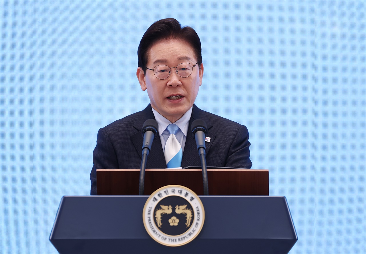 '소년공 출신' 이 대통령의 노동 찬사와 '세 가지 약속'