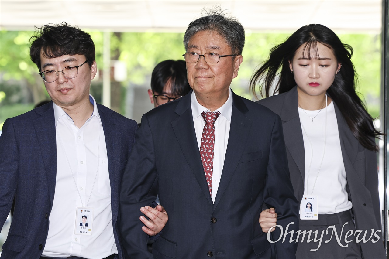'대통령 관저 의혹' 김대기 전 비서실장·윤재순  전 총무비서관 구속 기소