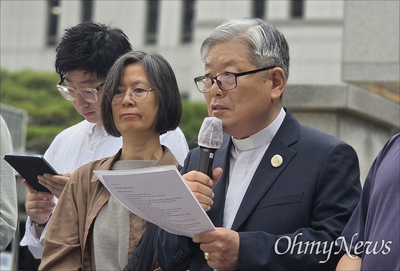 법원, '퀴어축제 축복' 남재영 목사 '출교 처분 무효' 판결