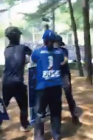 군포서 마스크 쓴 남성이 민주당 여성 운동원에 폭력 행사 후 도주