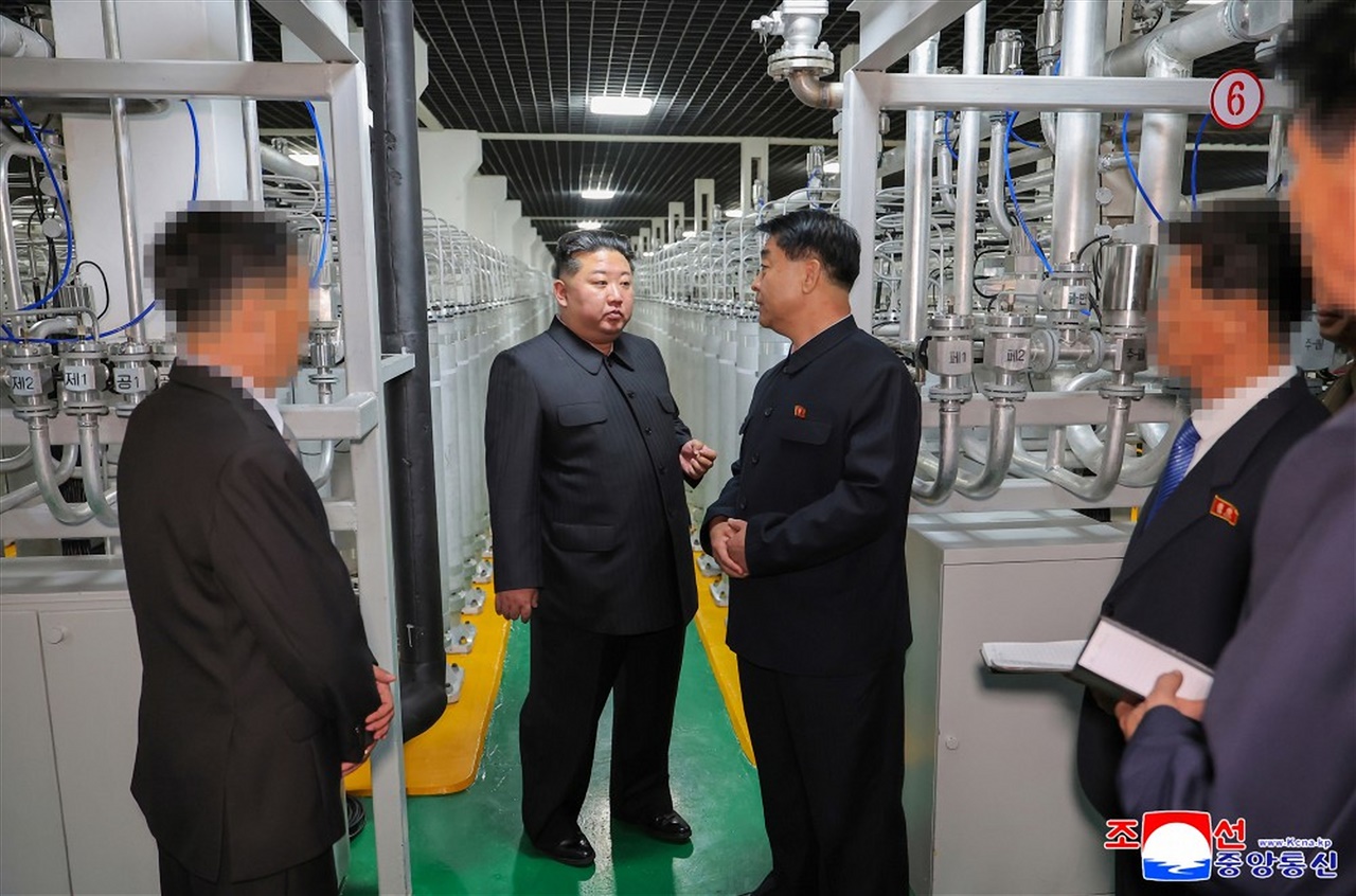 김정은, 새 핵물질 생산공장 현지지도... 
