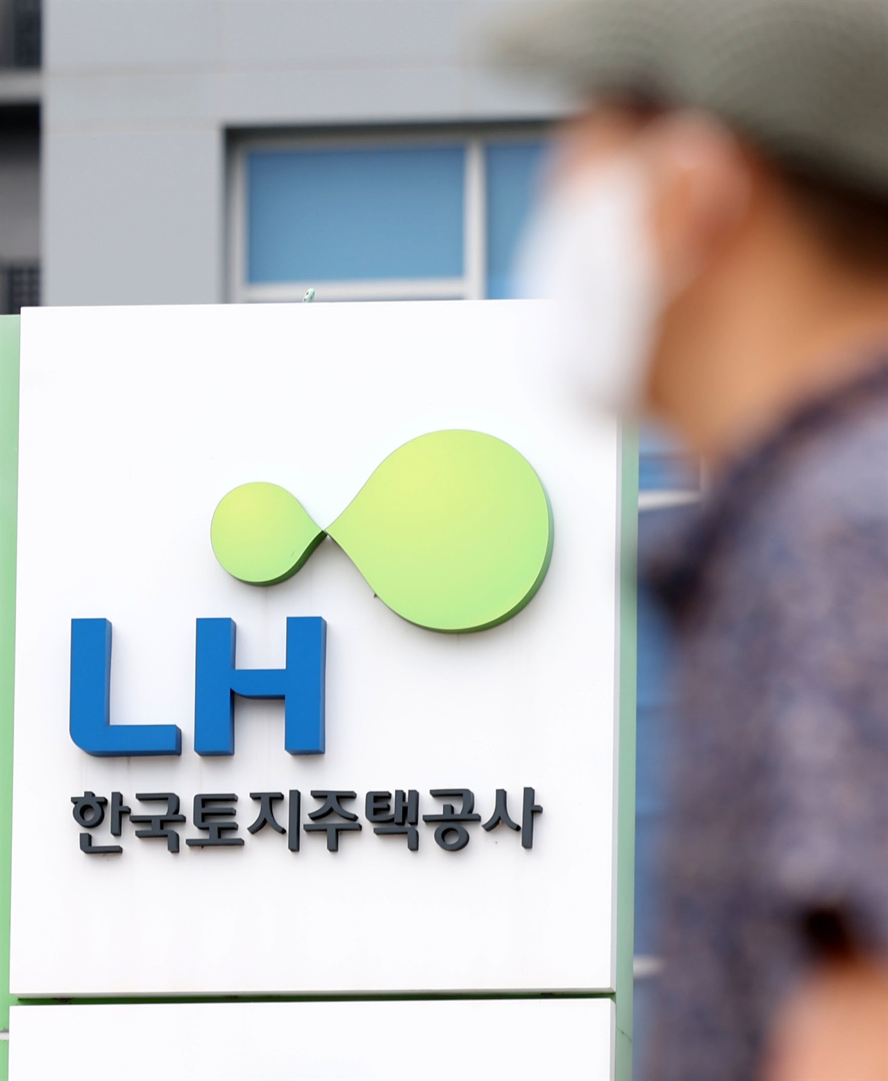 [단독] 공고일 지나 '꼼수' 서류로 만점... LH, 69억 공사줬다