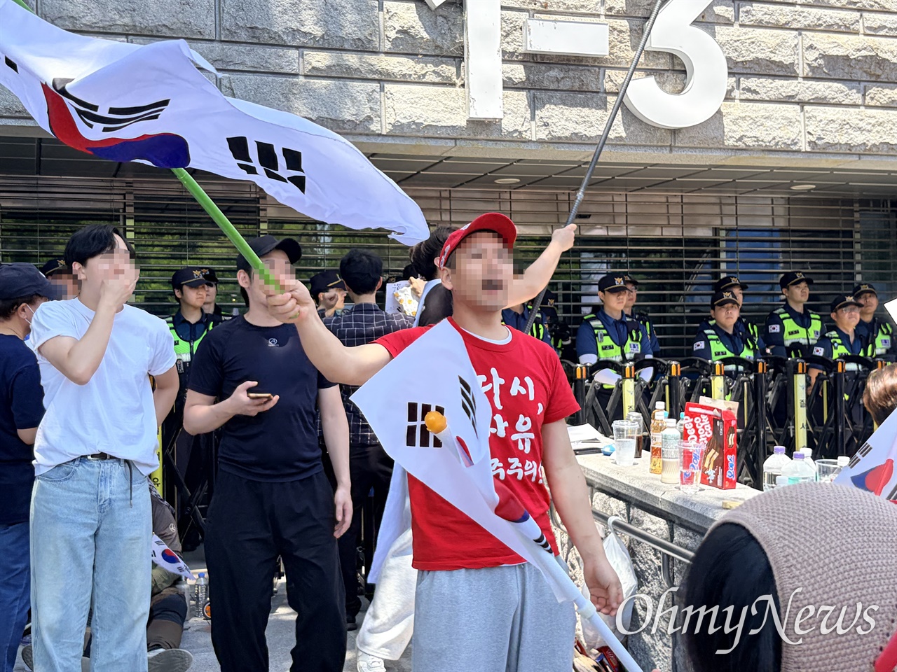 송파구 개표소 앞 천여명,<br> 