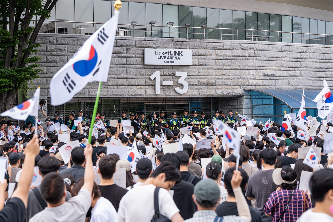 "정치색 떠나 참정권 문제" 옆에선 "중국과 짜고 친 선거"... 혼돈의 올림픽공원