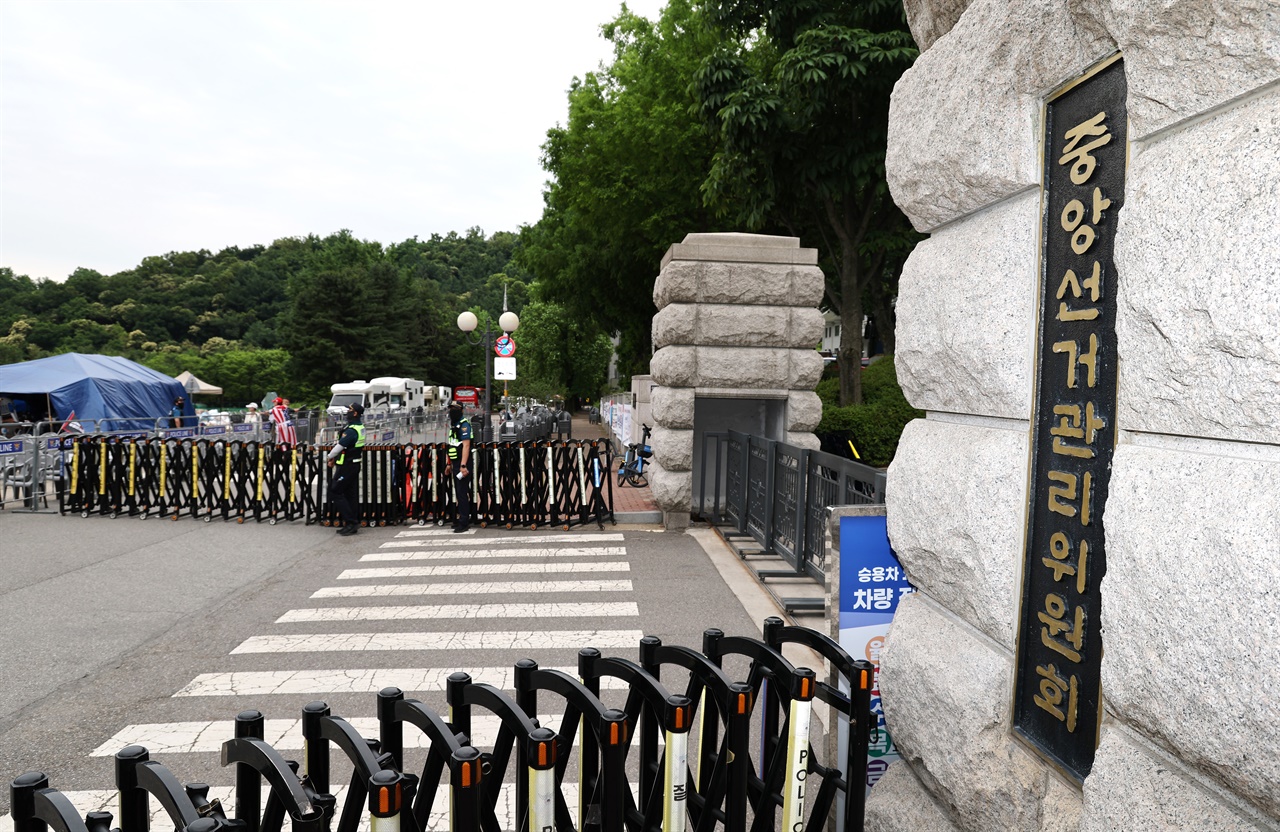 선관위, 이래서 무능했다... '참사' 일어날 수밖에 없는 구조