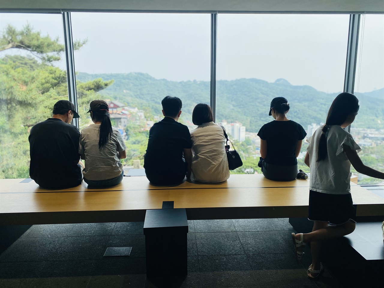 조용한 동네에 '핫플'... 왜 50년 동안 물방울만 그렸을까