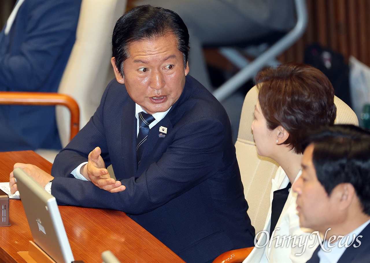 '1인1표'로 확전된 여권 충돌, 정청래가 콕 집은 두 의원 "공개 저격" 반발