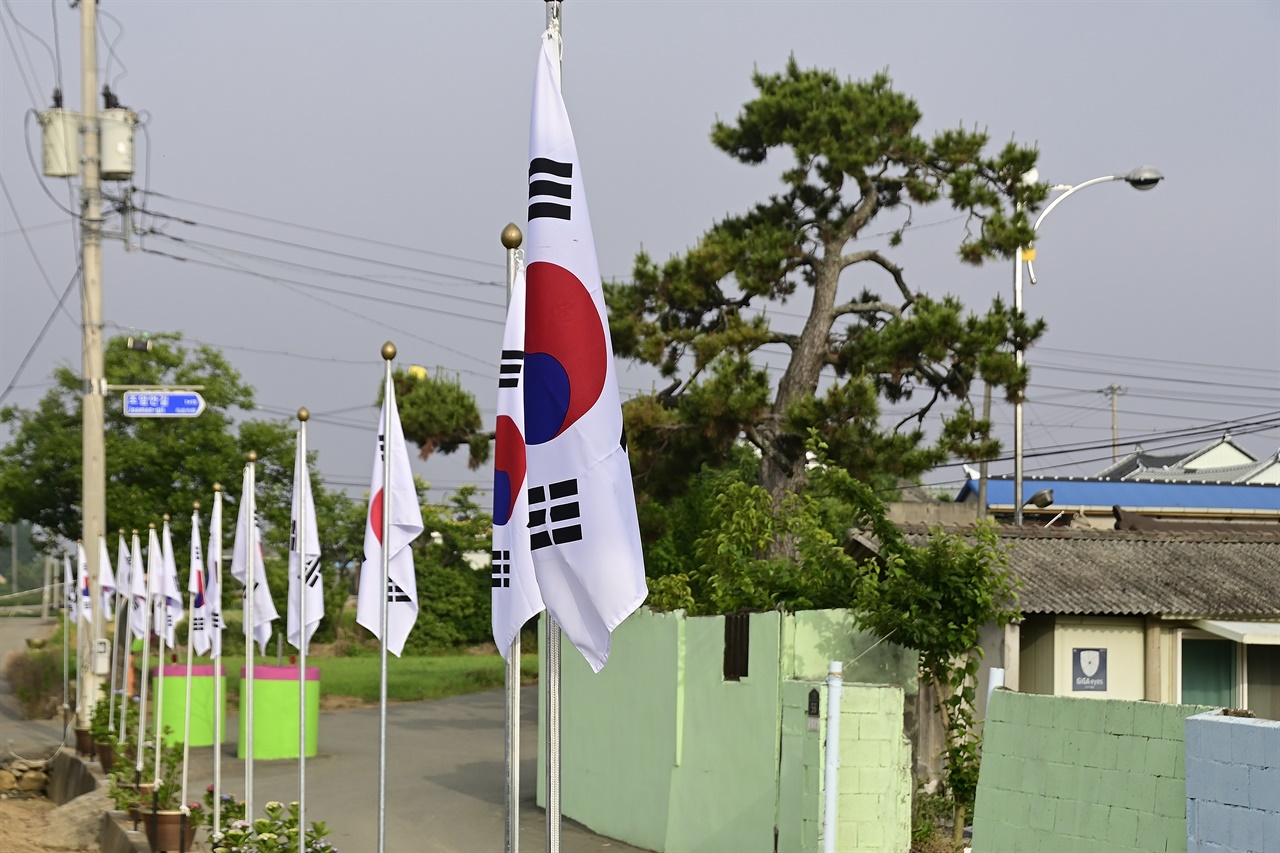 펄럭이는 태극기, 피어나는 웃음꽃… 청정 기적을 일구는 무안 조암동 마을
