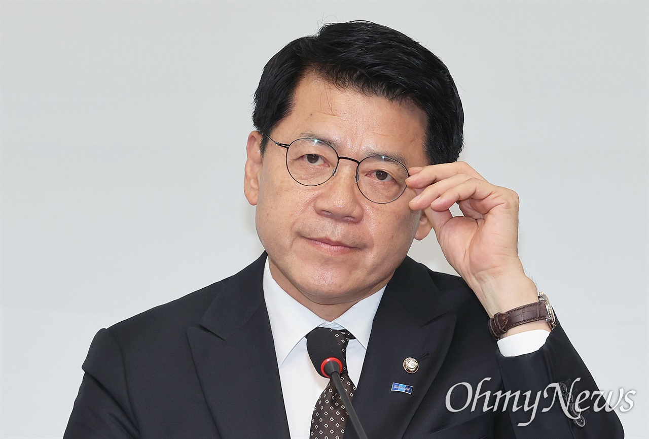 혁신당 새 원내대표 김준형 "정치공학적 합당 거부, 그런 논의는 모욕적"