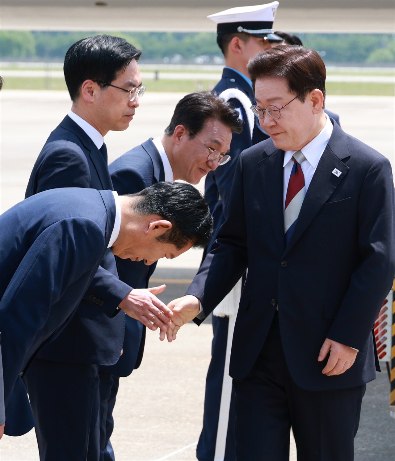 허리 숙여 인사한 정청래... 이 대통령 "수고했습니다"