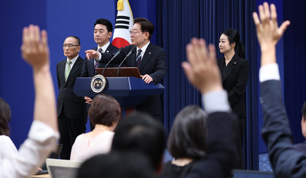 이 대통령 "교황에 내년 방북 추진 요청, 적극 고려 답변 받아"