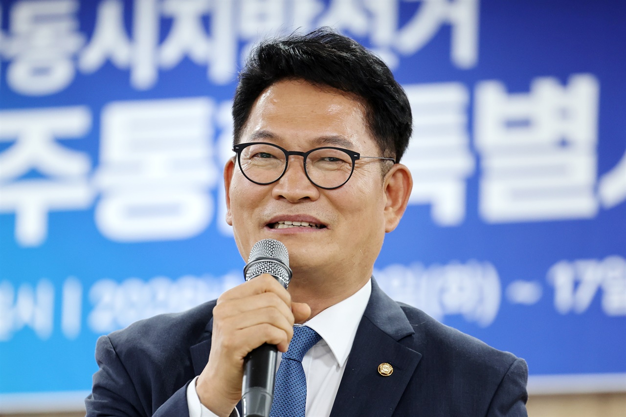 이 대통령 귀국날 송영길 만찬... "전대 얘기 충분히 나눴다더라"