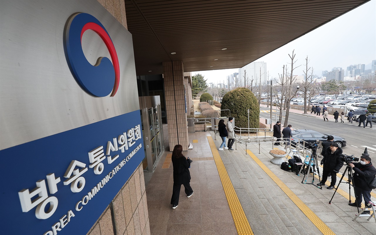 "협조하지 않으면 국내 소환"...한 실무자의 일상을 파괴한 검찰